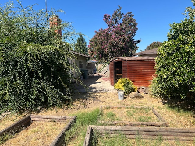 6924 N Winery, Fresno, CA 93710 - view of yard with a storage unit