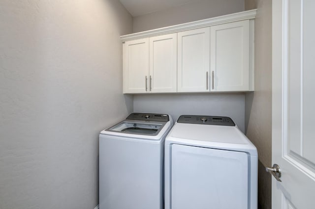 629 Del Monte Ave, Clovis, CA 93619 - laundry area with independent washer and dryer, cabinet space, and a textured wall