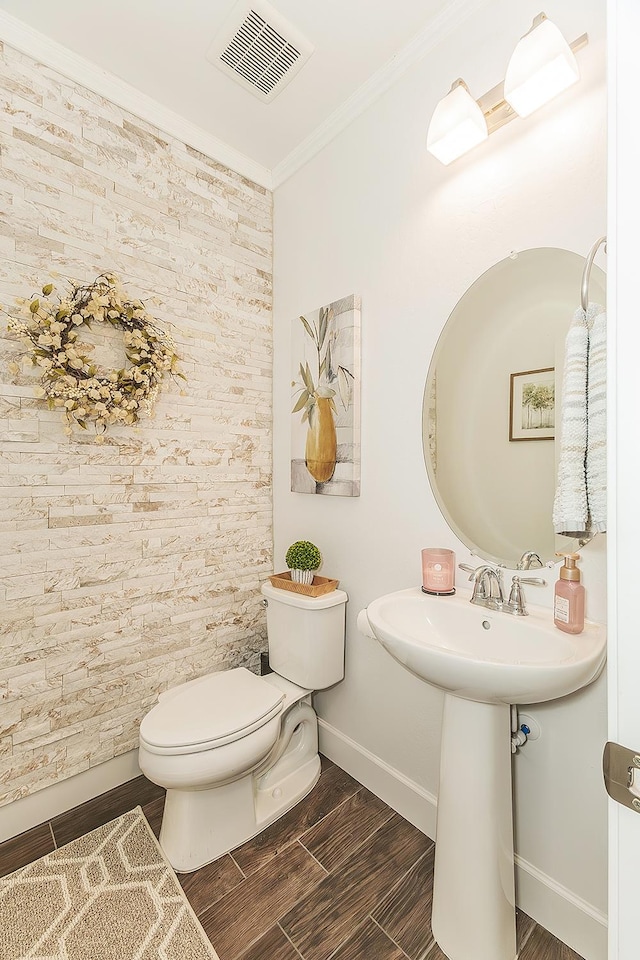 400 Ridge Creek Estates Way, Dinuba, CA 93618 - bathroom with crown molding, wood finished floors, and an accent wall