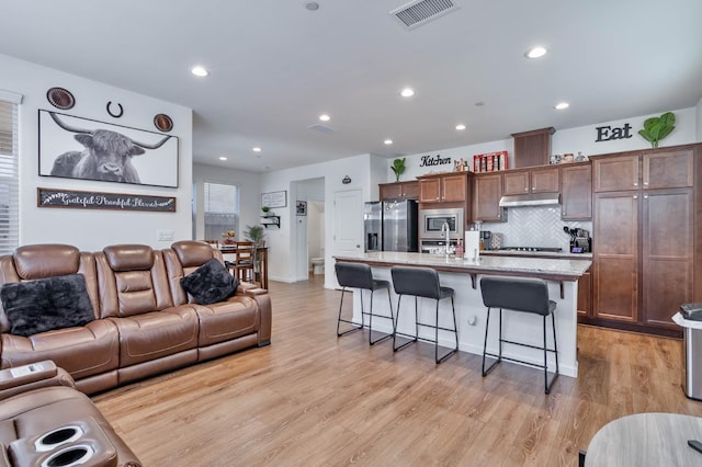 915 Winchell Way W, Madera, CA 93636 - living area featuring light wood-type flooring and recessed lighting