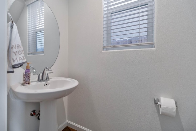 915 Winchell Way W, Madera, CA 93636 - bathroom with a sink