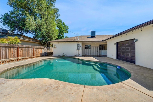 652 E Portals Ave, Fresno, CA 93710 - view of pool featuring a fenced backyard and a patio area