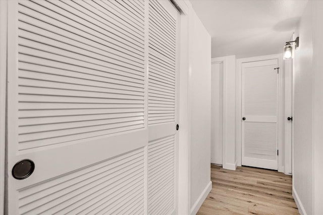 652 E Portals Ave, Fresno, CA 93710 - corridor featuring light wood-style floors and baseboards