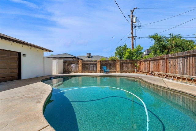 652 E Portals Ave, Fresno, CA 93710 - view of pool with a fenced backyard
