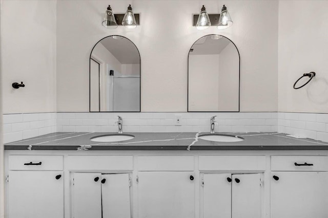 652 E Portals Ave, Fresno, CA 93710 - bathroom with double vanity and tasteful backsplash