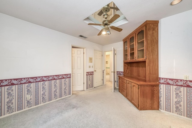 7664 N Kavanagh Ave, Fresno, CA 93711 - unfurnished room with light colored carpet, ceiling fan, and wallpapered walls