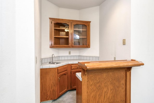 7664 N Kavanagh Ave, Fresno, CA 93711 - indoor wet bar with light colored carpet