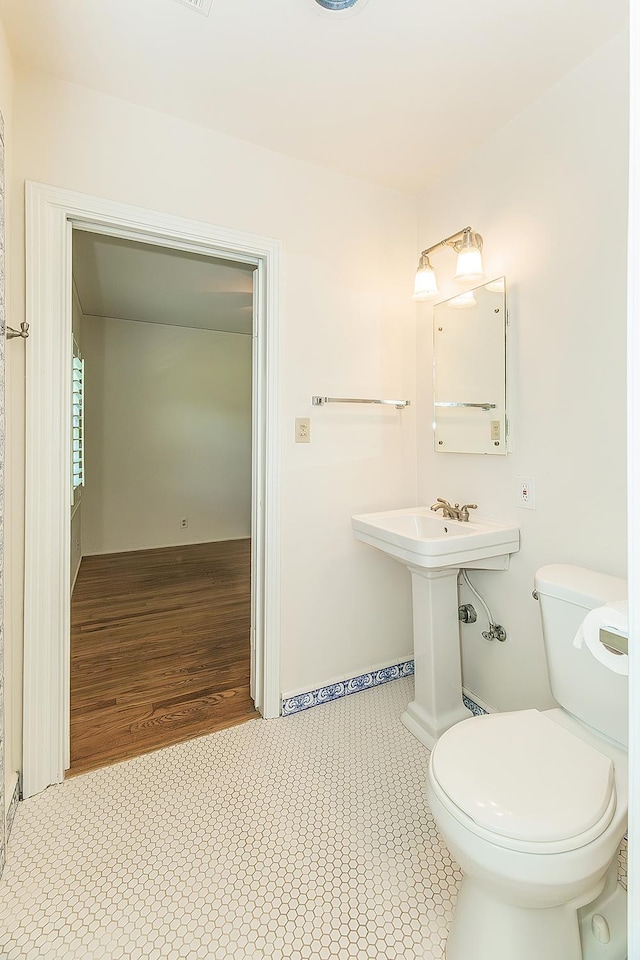 4845 Arcade Ave, Fresno, CA 93704 - bathroom with toilet