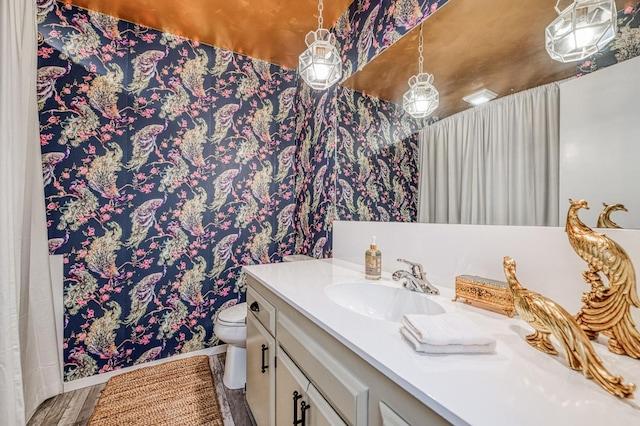 5180 N Wishon Ave Unit 103, Fresno, CA 93704 - full bath featuring vanity and wallpapered walls