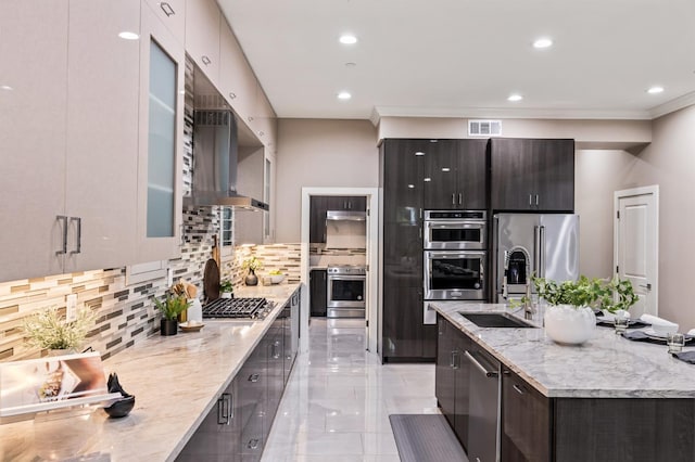 7160 W Dovewood Ln, Fresno, CA 93723 - kitchen featuring appliances with stainless steel finishes, modern cabinets, decorative backsplash, crown molding, and an island with sink