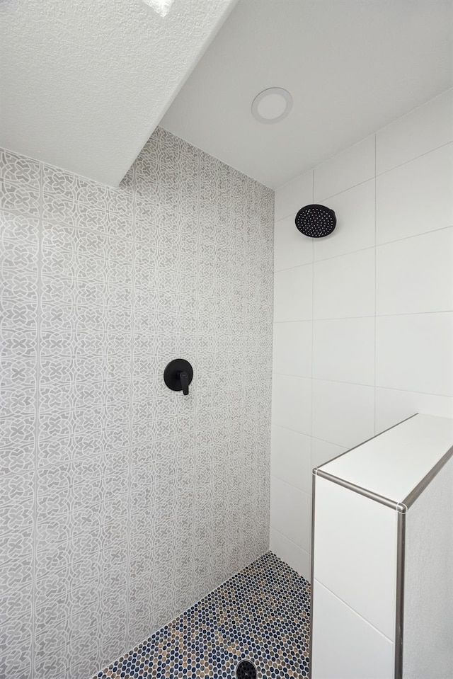 9098 San Gabriel Rd, Atascadero, CA 93422 - full bath with a tile shower, tile patterned floors, and tile walls