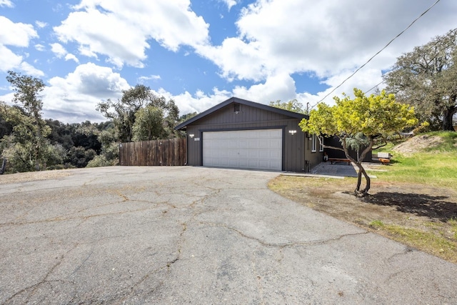9098 San Gabriel Rd, Atascadero, CA 93422 - view of side of home with asphalt driveway