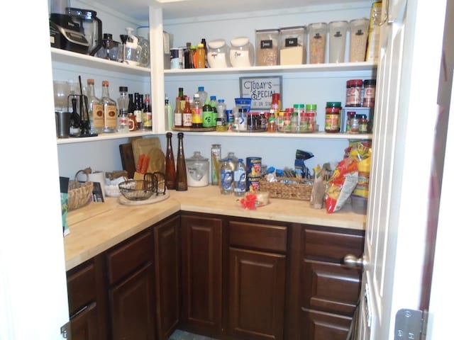6908 E Castle Ave, Fresno, CA 93727 - view of pantry