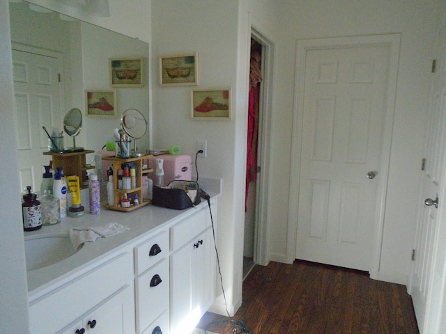 6908 E Castle Ave, Fresno, CA 93727 - bar area featuring dark wood finished floors