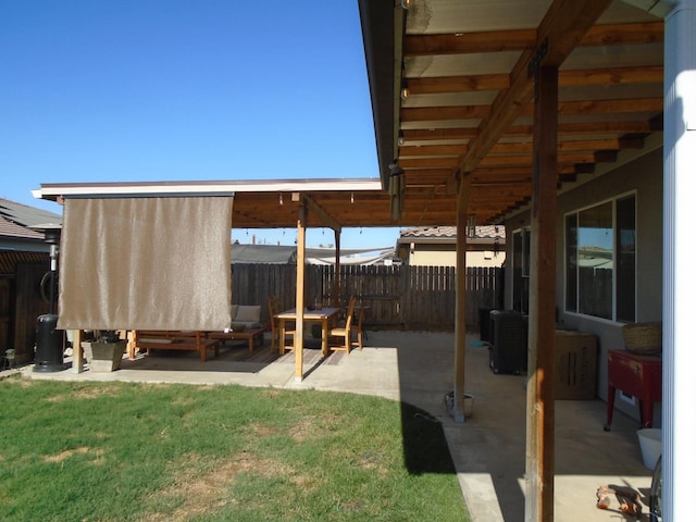 6908 E Castle Ave, Fresno, CA 93727 - view of yard with a patio area