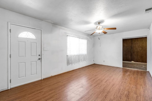 8573 E Ostler St, Selma, CA 93662 - entryway featuring wood finished floors, a ceiling fan, and a textured ceiling