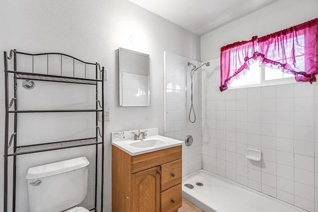 8573 E Ostler St, Selma, CA 93662 - bathroom featuring a tile shower and vanity