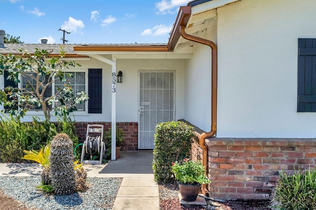 8573 E Ostler St, Selma, CA 93662 - entrance to property featuring stucco siding