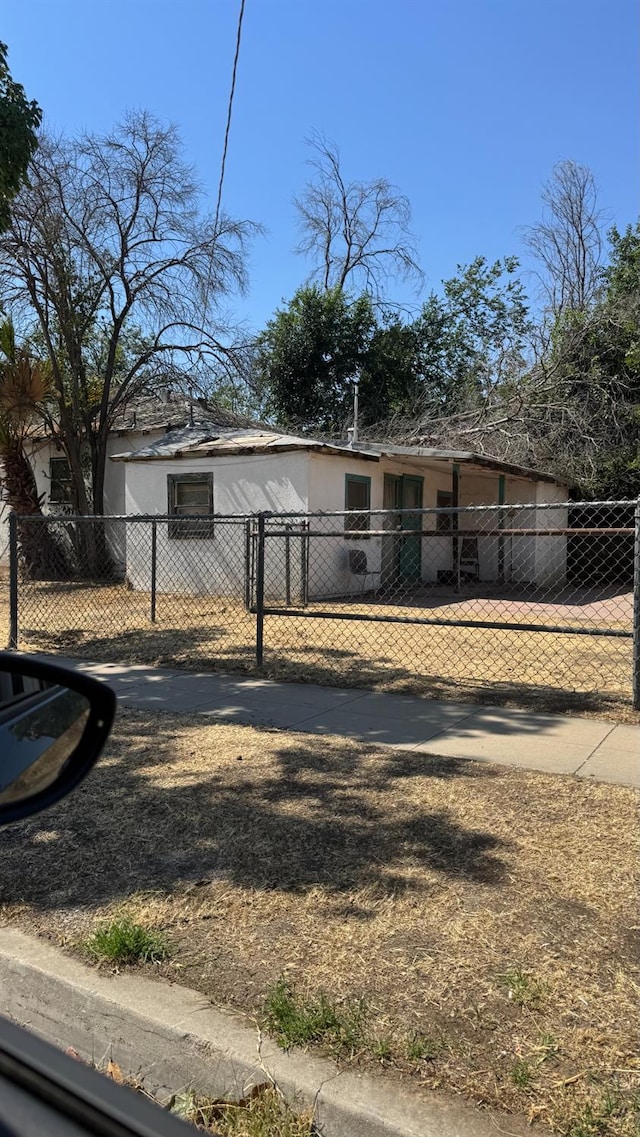 939 S Arthur, Fresno, CA 93706 - view of front of home featuring stucco siding and a fenced front yard