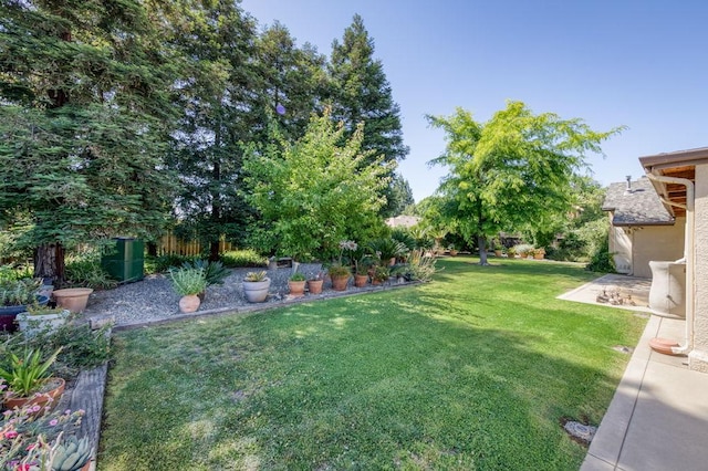 3084 Magnolia Ave, Clovis, CA 93611 - view of grassy yard with a patio