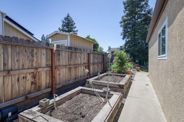 3084 Magnolia Ave, Clovis, CA 93611 - view of yard featuring a garden