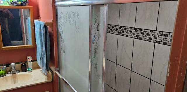 3415 E Lincoln Ave, Fresno, CA 93725 - full bath featuring vanity and a shower