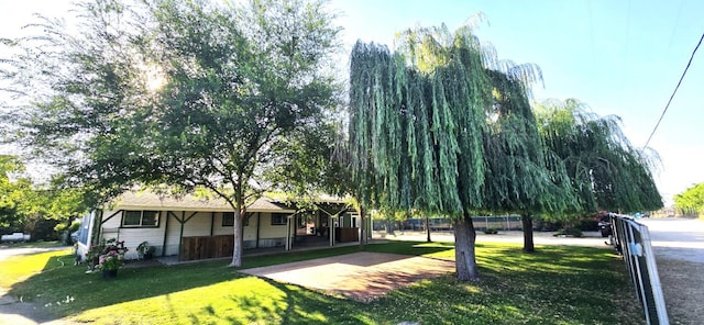 3415 E Lincoln Ave, Fresno, CA 93725 - view of front of property with a front lawn
