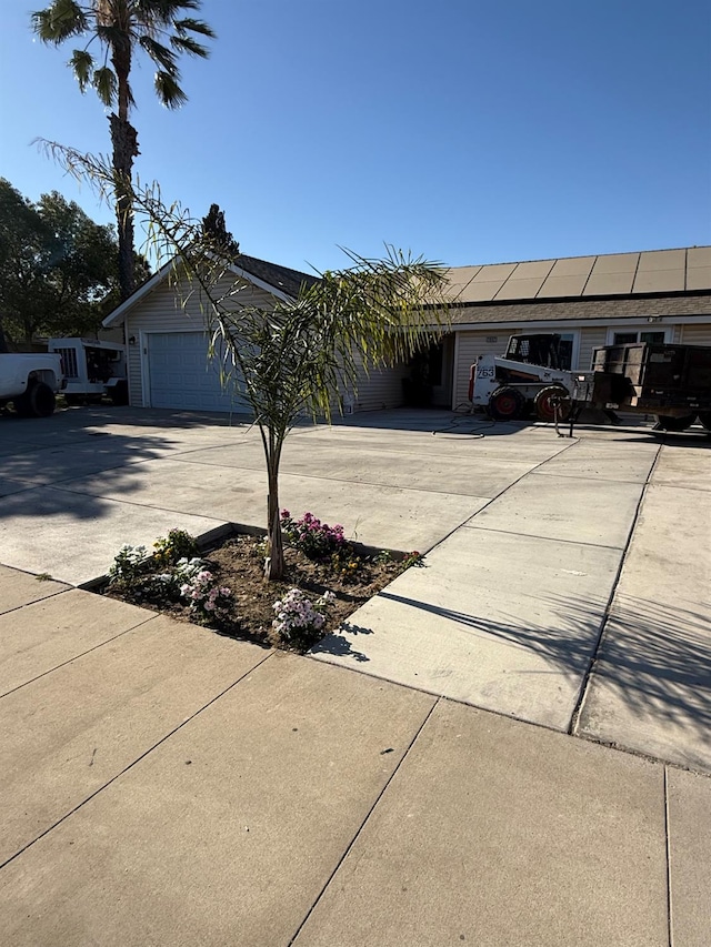 2662 Yerba St, Selma, CA 93662 - ranch-style home with driveway and an attached garage