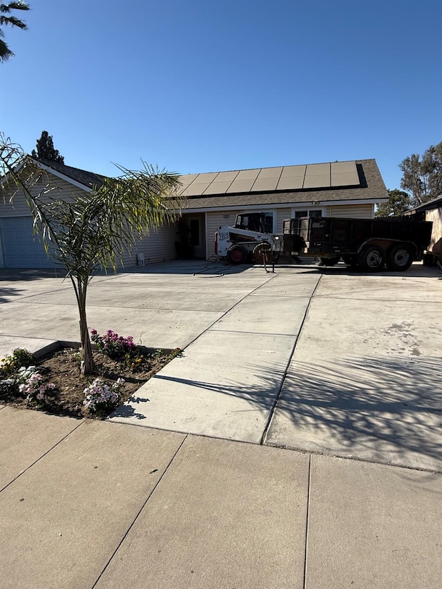 2662 Yerba St, Selma, CA 93662 - single story home featuring solar panels