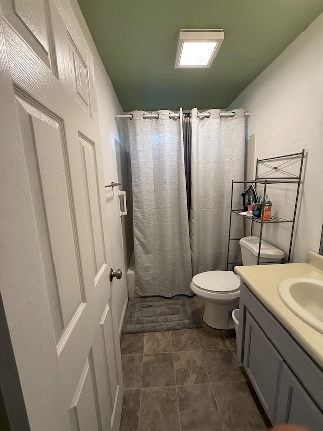 2662 Yerba St, Selma, CA 93662 - bathroom featuring shower / tub combo with curtain and vanity