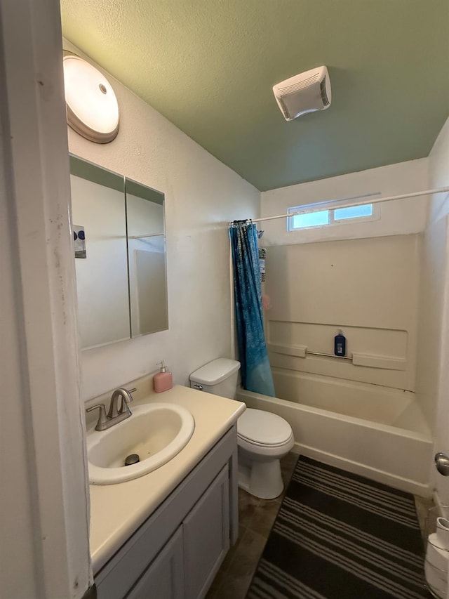 2662 Yerba St, Selma, CA 93662 - bathroom featuring vanity, shower / tub combo, and lofted ceiling