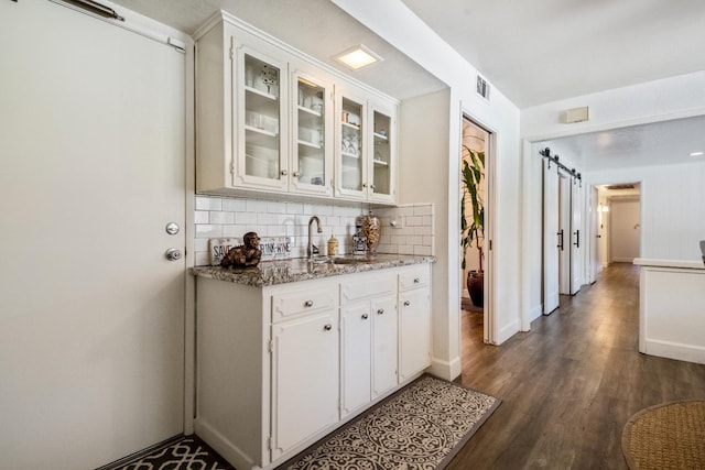 6372 N Benedict Ave, Fresno, CA 93711 - bar area featuring tasteful backsplash and dark wood-style flooring