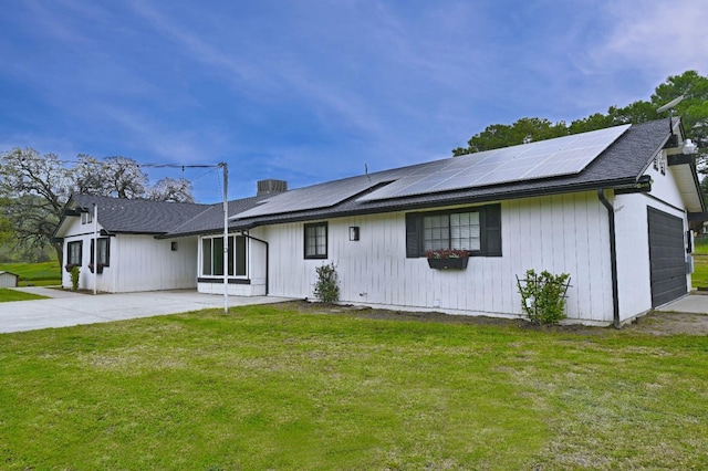 25190 Elwood Rd, Sanger, CA 93657 - view of front of property featuring a front yard and roof mounted solar panels