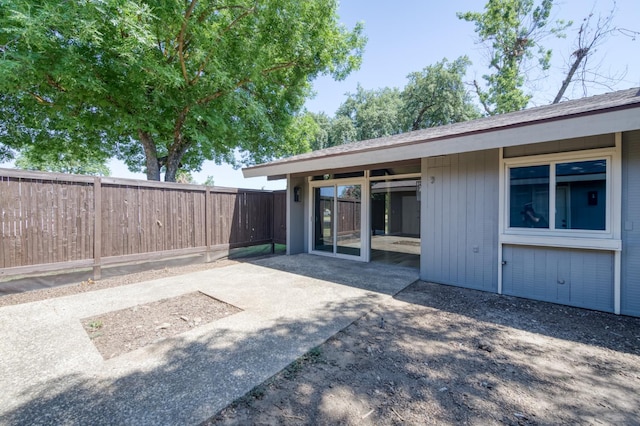 1904 S Fairway Ave, Fresno, CA 93727 - view of patio / terrace