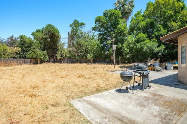 5051 E Lewis Ave, Fresno, CA 93727 - view of yard featuring a patio area