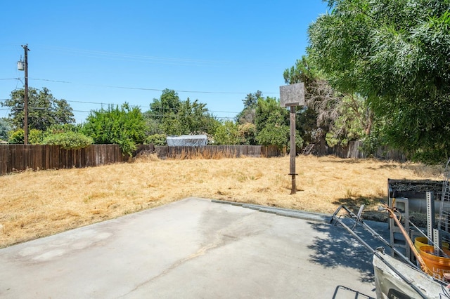5051 E Lewis Ave, Fresno, CA 93727 - view of patio / terrace