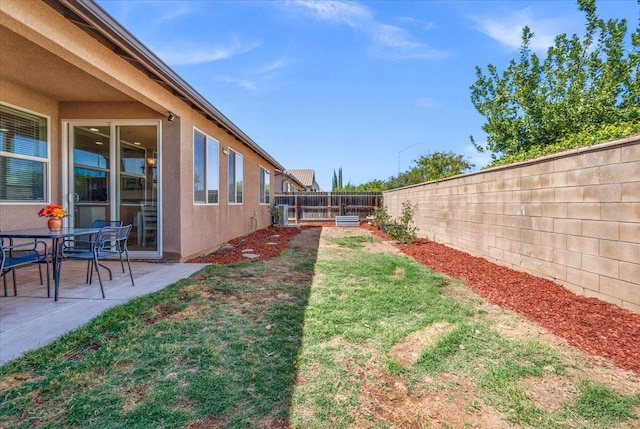 2481 S Via Versilia Dr, Fresno, CA 93727 - fenced backyard with a patio area