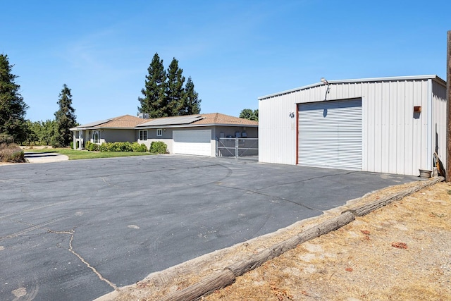570 S Lassen Ave, Kerman, CA 93630 - detached garage featuring solar panels