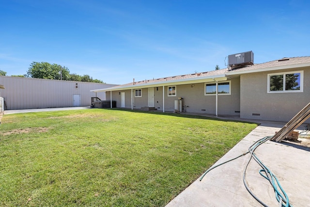 570 S Lassen Ave, Kerman, CA 93630 - back of house featuring crawl space, a yard, and stucco siding