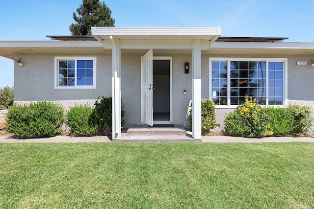 570 S Lassen Ave, Kerman, CA 93630 - property entrance featuring stucco siding and a yard