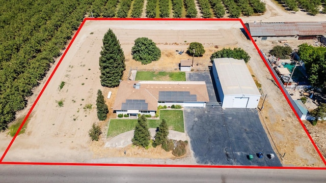 570 S Lassen Ave, Kerman, CA 93630 - aerial view of property and surrounding area featuring property parcel outlined
