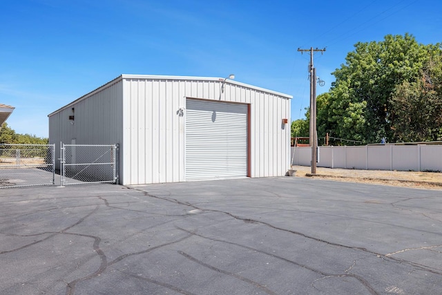 570 S Lassen Ave, Kerman, CA 93630 - detached garage featuring a gate