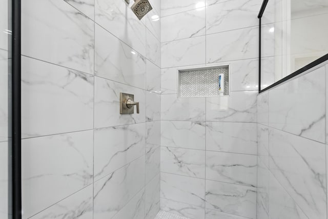 135 N Park Dr, Madera, CA 93637 - bathroom featuring tiled shower