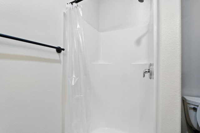 135 N Park Dr, Madera, CA 93637 - bathroom with a shower with curtain
