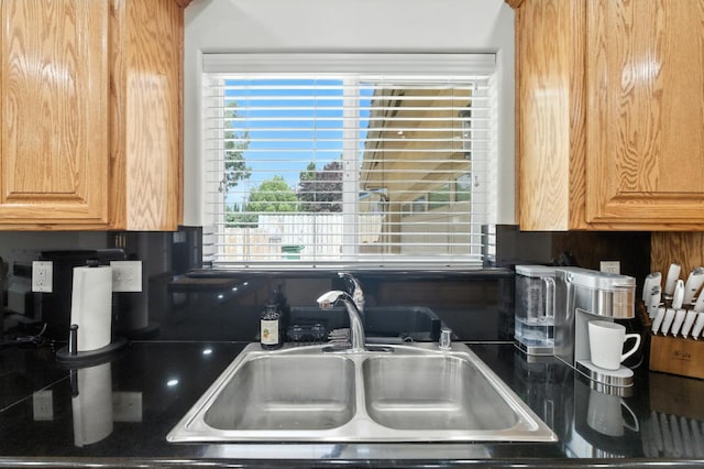 135 N Park Dr, Madera, CA 93637 - kitchen with a sink