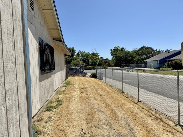 7637 Nixos Way, Sacramento, CA 95823 - view of yard