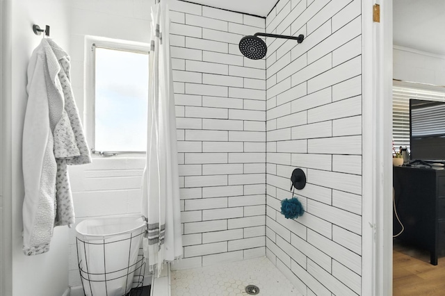 4678 N Thorne Ave, Fresno, CA 93704 - full bathroom with a tile shower and wood finished floors