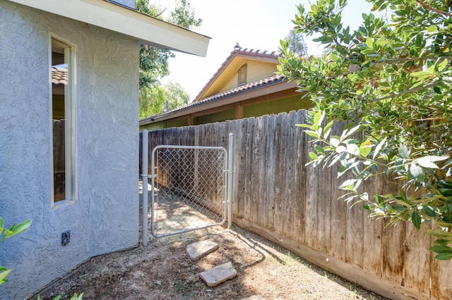 6283 N Gilroy Ave, Fresno, CA 93722 - view of yard featuring a gate