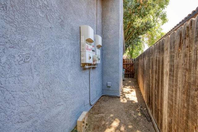 6283 N Gilroy Ave, Fresno, CA 93722 - view of property exterior with stucco siding