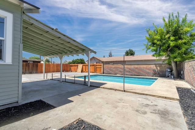 2643 B St, Selma, CA 93662 - view of swimming pool featuring a patio and a fenced backyard